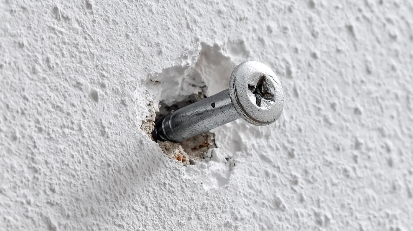 Bilderrahmen sicher aufhängen: Welcher Dübel für Ihre Wand wirklich hält