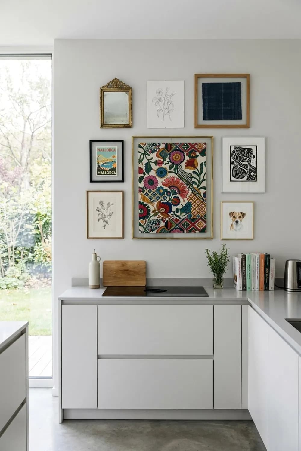 Eklektische Bilderwand: Gerahmte Stoffe, Vintage-Spiegel und persönliche Zeichnungen – Ausgefallene Deko: 8 schöne Ideen