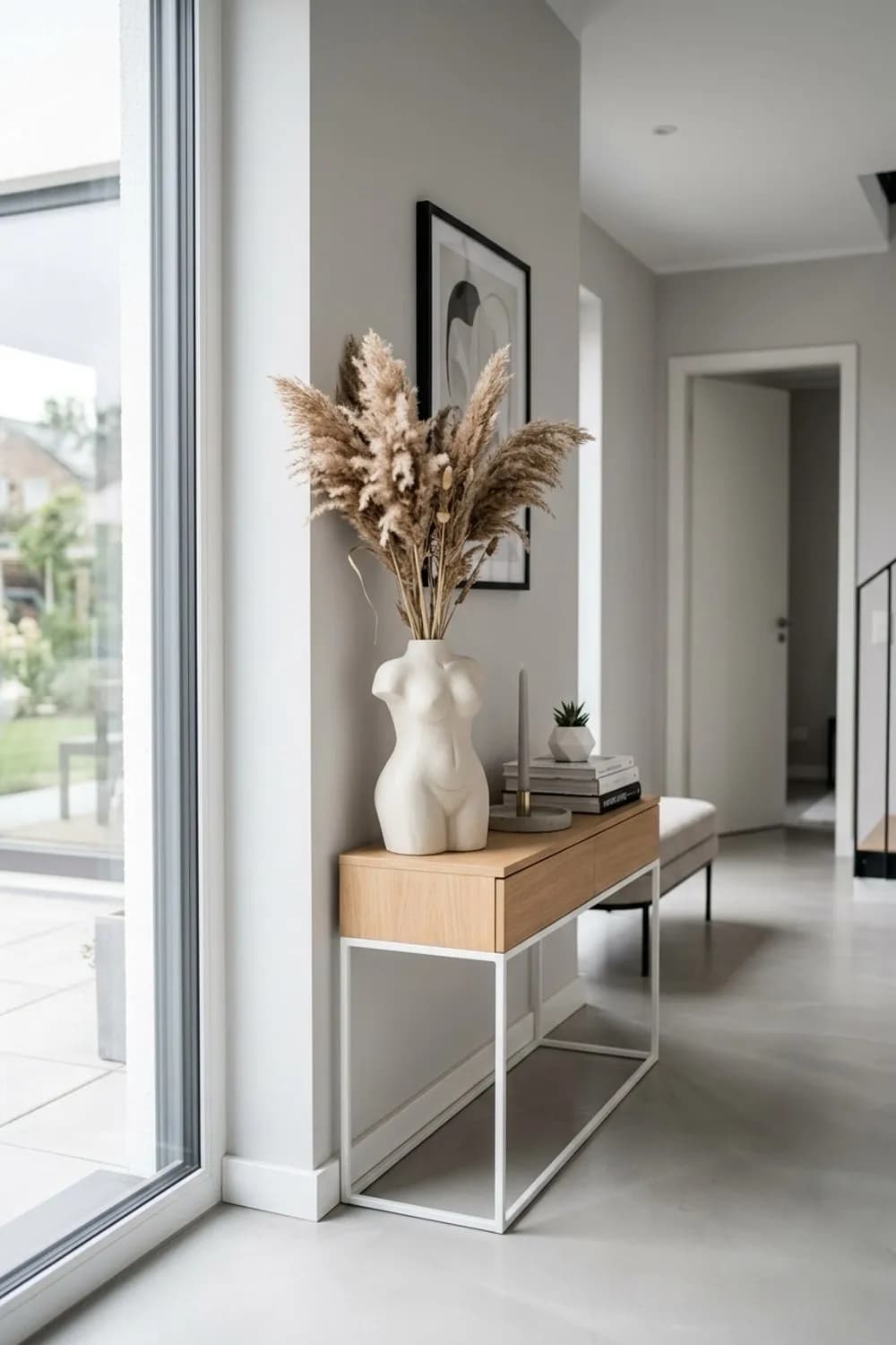 Skulpturale Vase: Keramik in Körperform mit getrocknetem Pampasgras – Ausgefallene Deko: 8 schöne Ideen