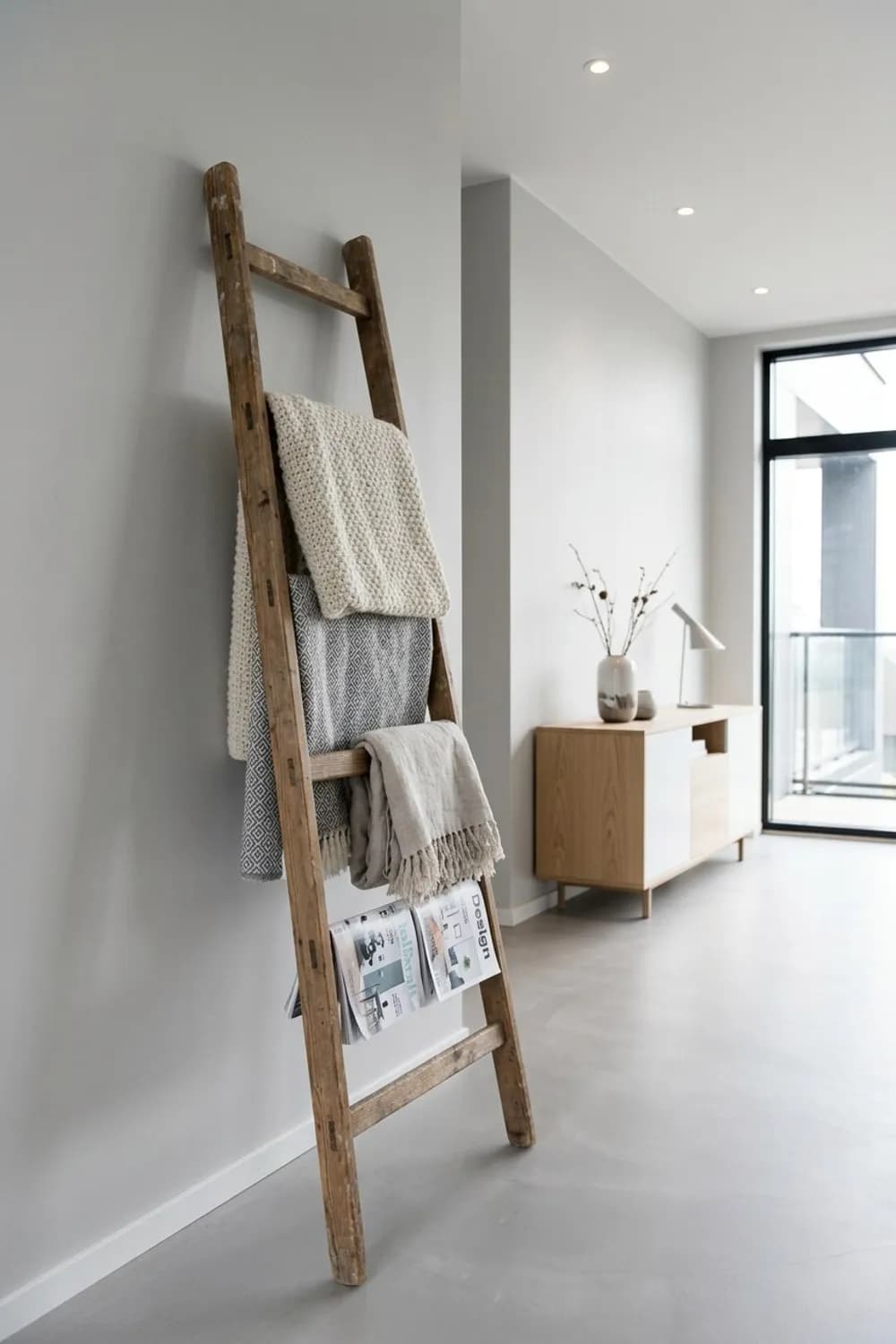 Umfunktionierte Leiter: Eine alte Holzleiter als Halterung für Decken und Zeitschriften – Ausgefallene Deko: 8 schöne Ideen