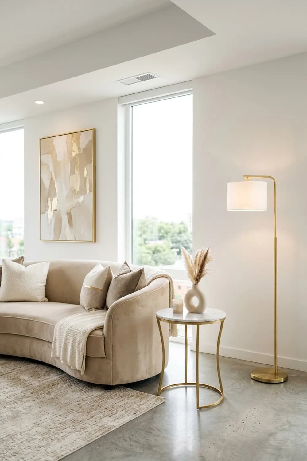 Moderner Luxus: Samtsofа in Champagner, Marmor-Beistelltisch und goldene Stehlampe – Beiges Wohnzimmer: 10 schöne Ideen