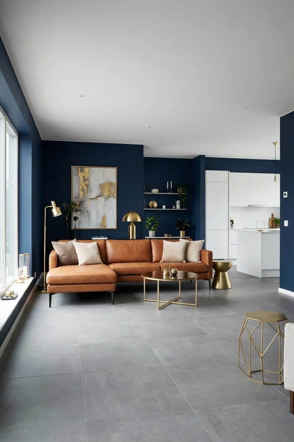Dunkle Eleganz: Nachtblaue Wände mit goldenen Akzenten und Cognac-Ledersofa – Buntes Wohnzimmer: 9 schöne Ideen