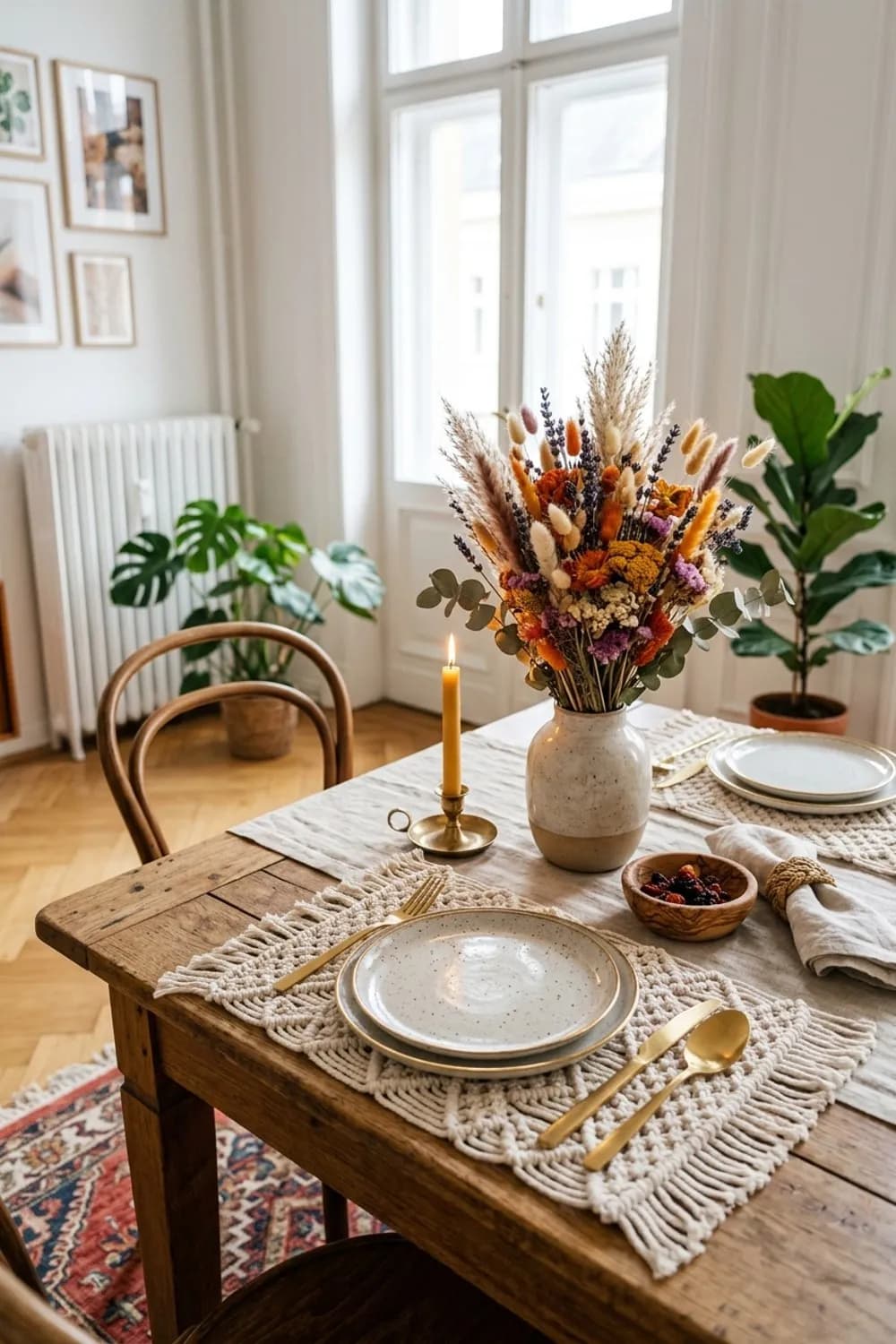 Boho-Chic im Essbereich: Makramee-Platzsets, bunte Trockenblumen und goldfarbenes Besteck – Esstisch dekorieren: 7 schöne Ideen
