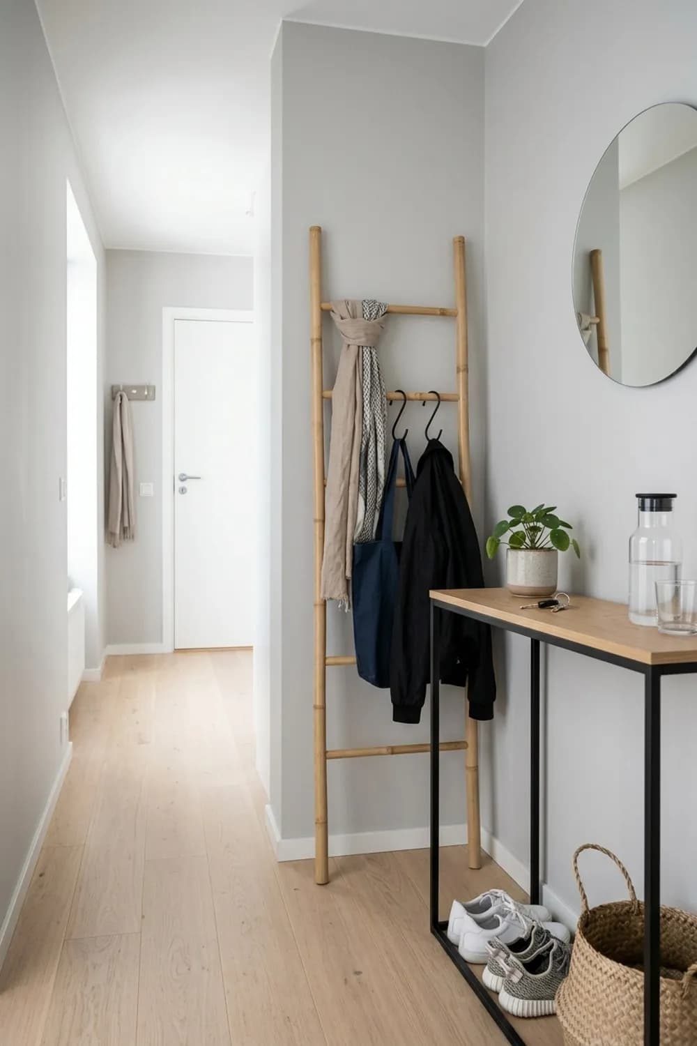 Die vertikale Lösung: Eine Garderobenleiter, S-Haken und ein schmaler Konsolentisch – Garderobe im kleinen und schmalen Flur: 10 schöne Ideen