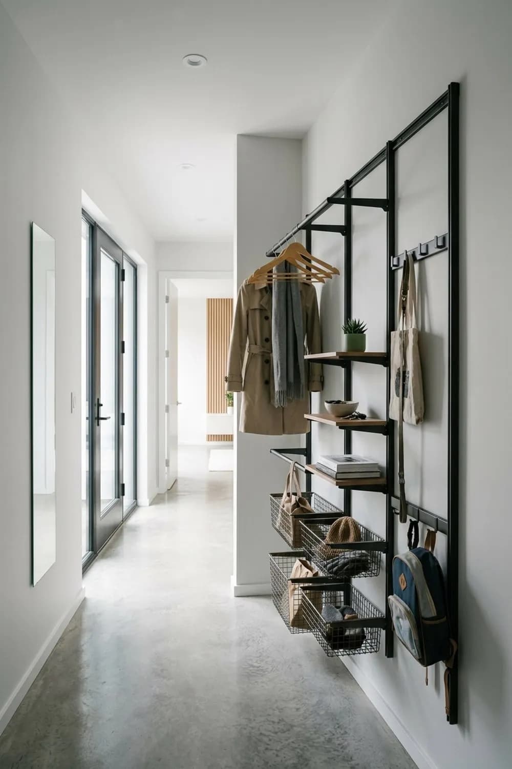 Flexibles Regalsystem: Modulare Wandaufhängung mit Haken, Böden und Körben – Garderobe im kleinen und schmalen Flur: 10 schöne Ideen
