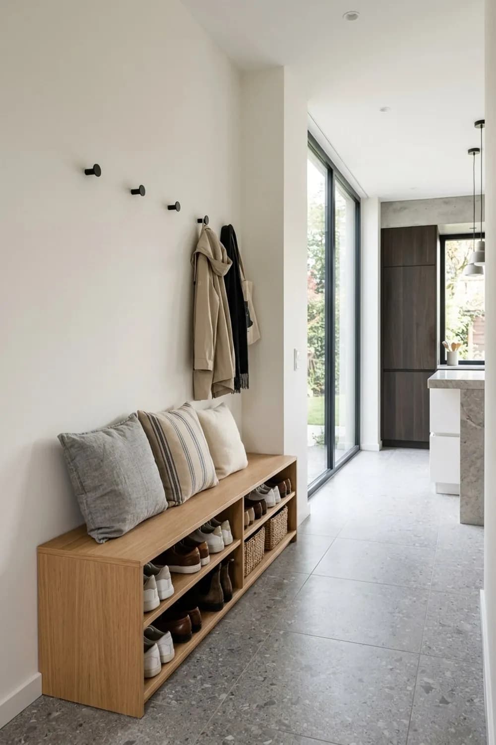Schmale Sitzbank: Praktische Bank mit integrierten Schuhfächern und weichen Kissen – Garderobe im kleinen und schmalen Flur: 10 schöne Ideen