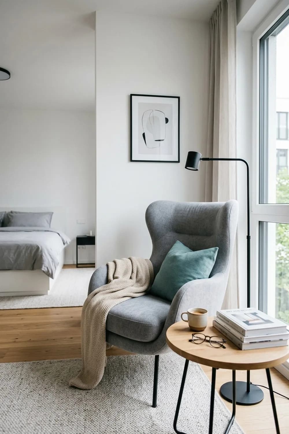 Persönliche Leseecke: Bequemer Ohrensessel, schlanke Stehlampe und ein kleiner Beistelltisch – Gemütliches Schlafzimmer: 11 schöne Ideen