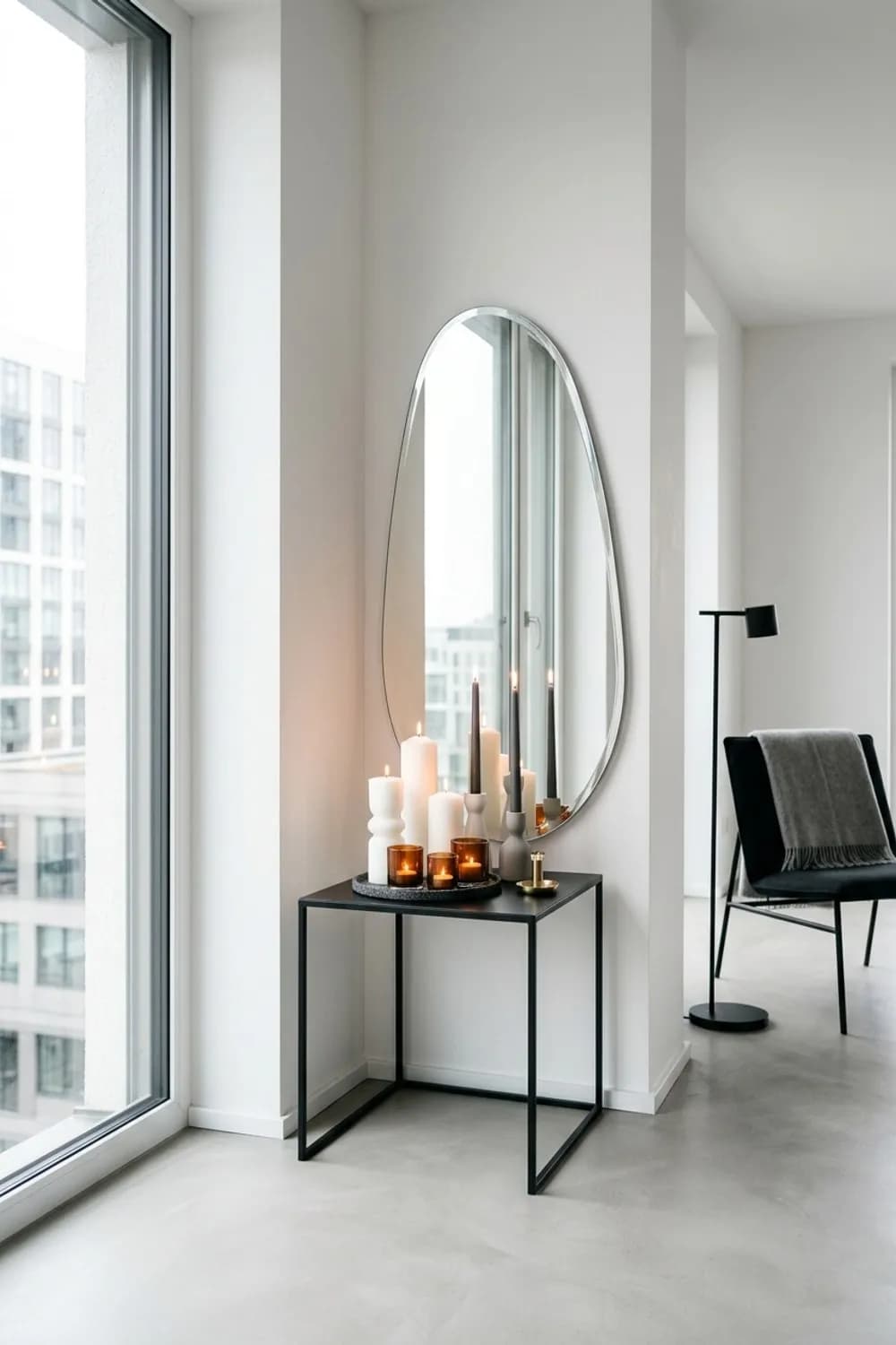 Die Lichter-Ecke: Ein Beistelltisch mit Kerzengruppe vor einem Spiegel – Kerzendeko für die Wohnung: 10 schöne Ideen
