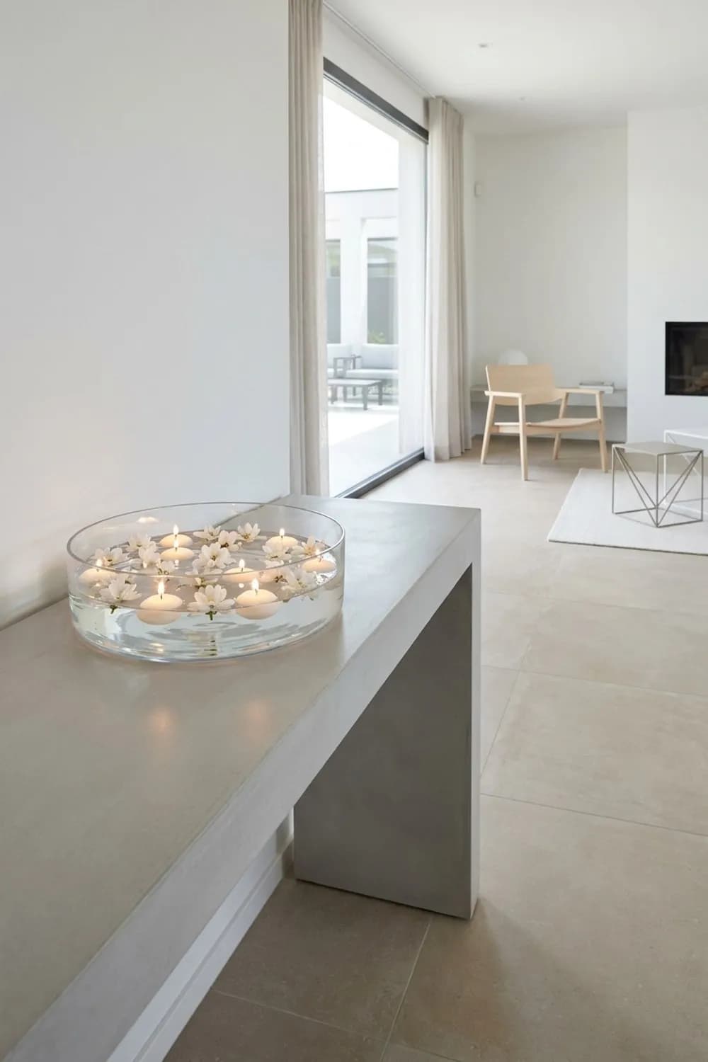 Schwimmende Lichter: Teelichter und Blüten in einer flachen Glasschale – Kerzendeko für die Wohnung: 10 schöne Ideen