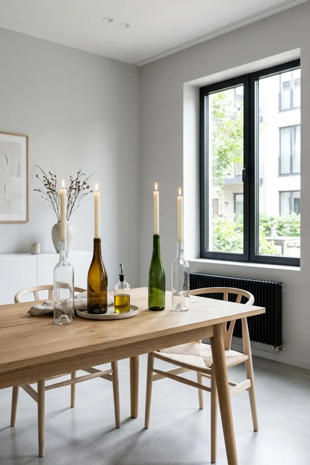 Upcycling-Charme: Leere Weinflaschen als individuelle Stabkerzenhalter – Kerzendeko für die Wohnung: 10 schöne Ideen