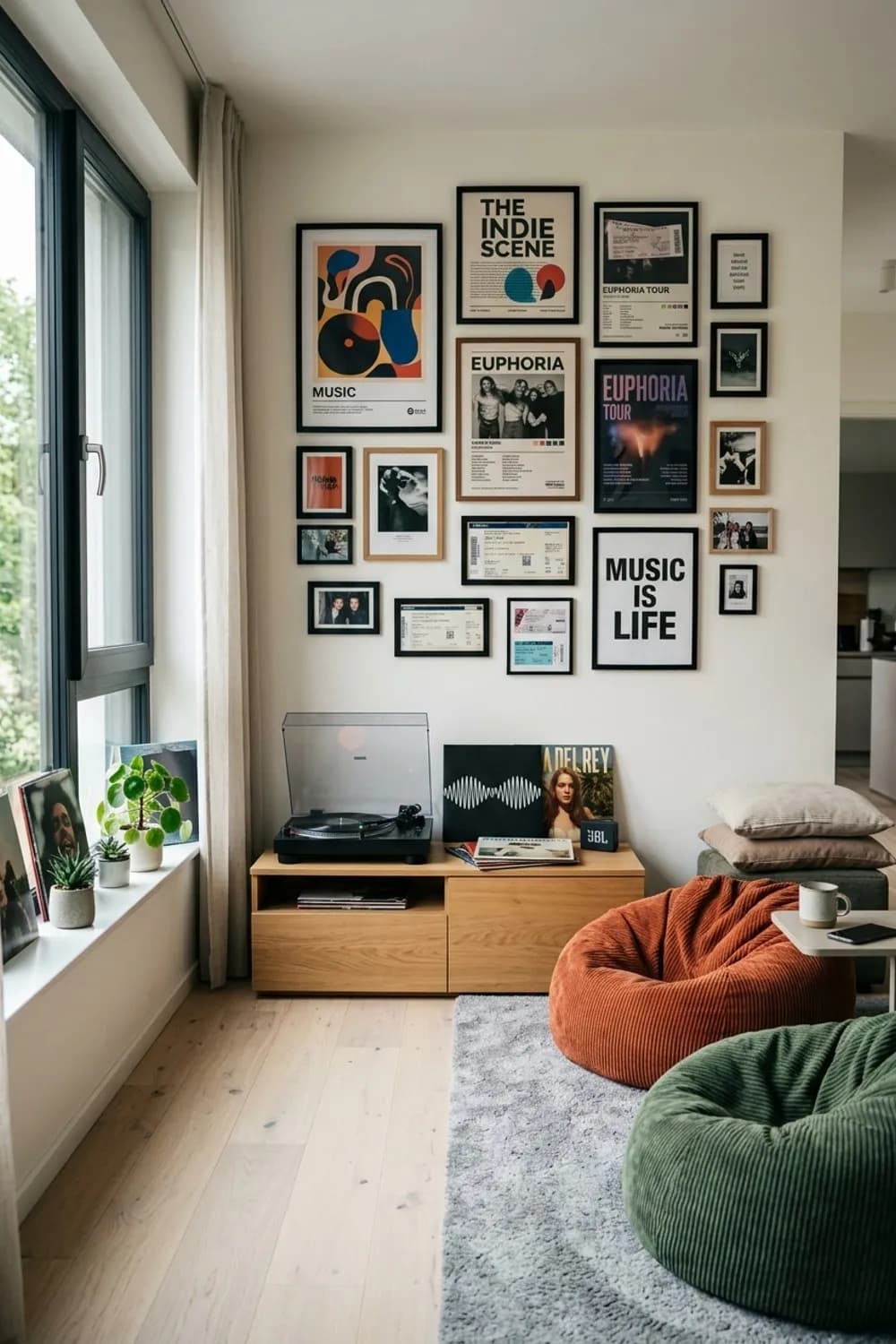 Musik-Lounge: Eine Bilderwand mit Postern, ein Plattenspieler und gemütliche Sitzsäcke – Teenager-Zimmer für Mädchen: 11 schöne Ideen