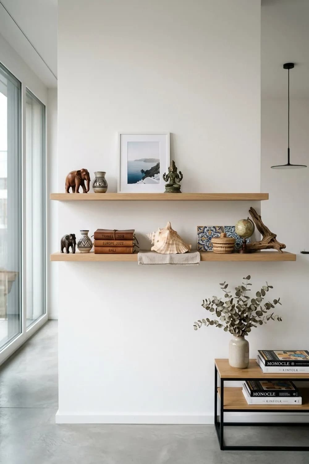 Die persönliche Schatzkammer: Reisesouvenirs, kleine Skulpturen und Fundstücke – Wandregal dekorieren: 11 schöne Ideen