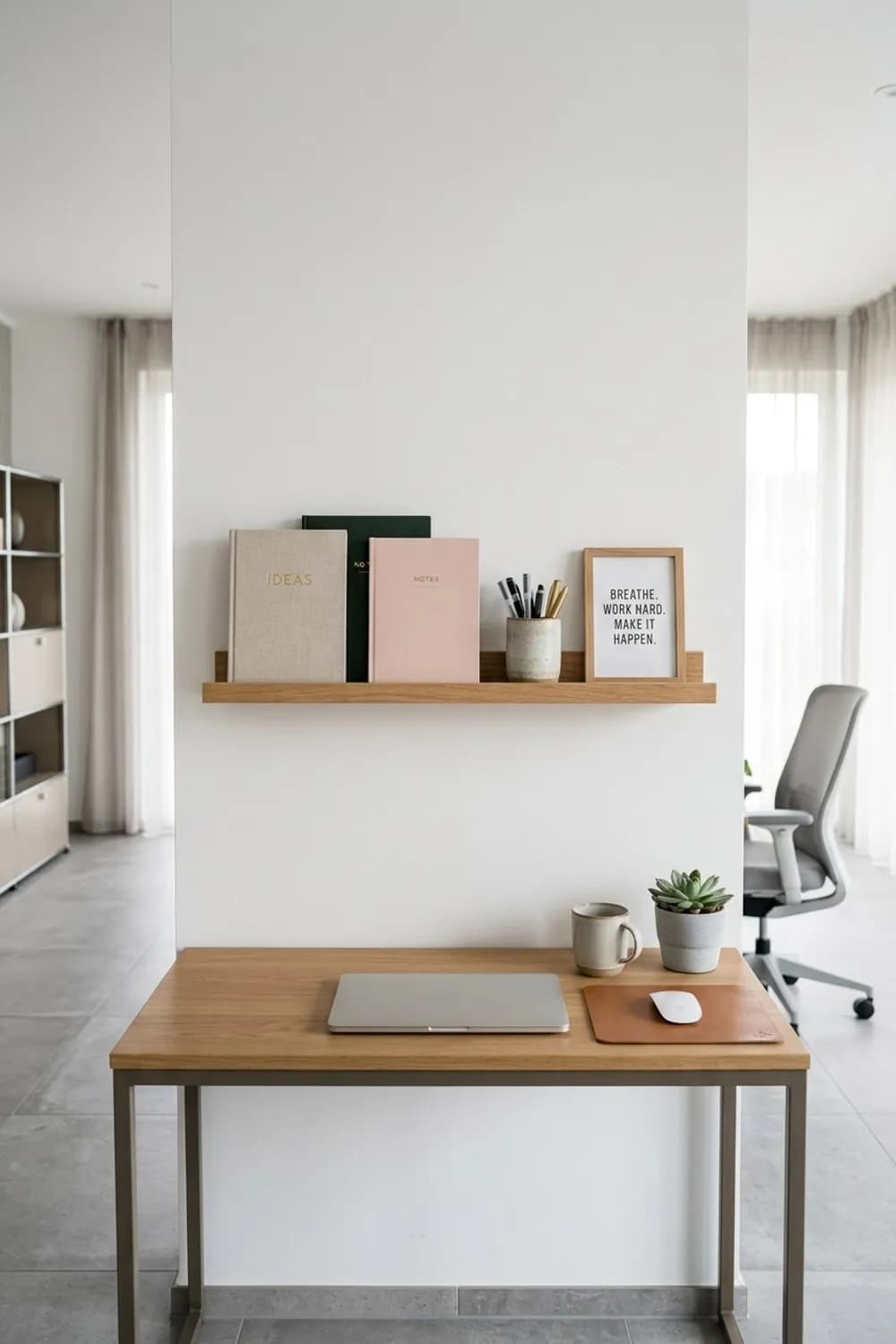 Kreatives Home-Office-Board: Notizbücher, Stiftehalter und ein motivierendes Zitat – Wandregal dekorieren: 11 schöne Ideen