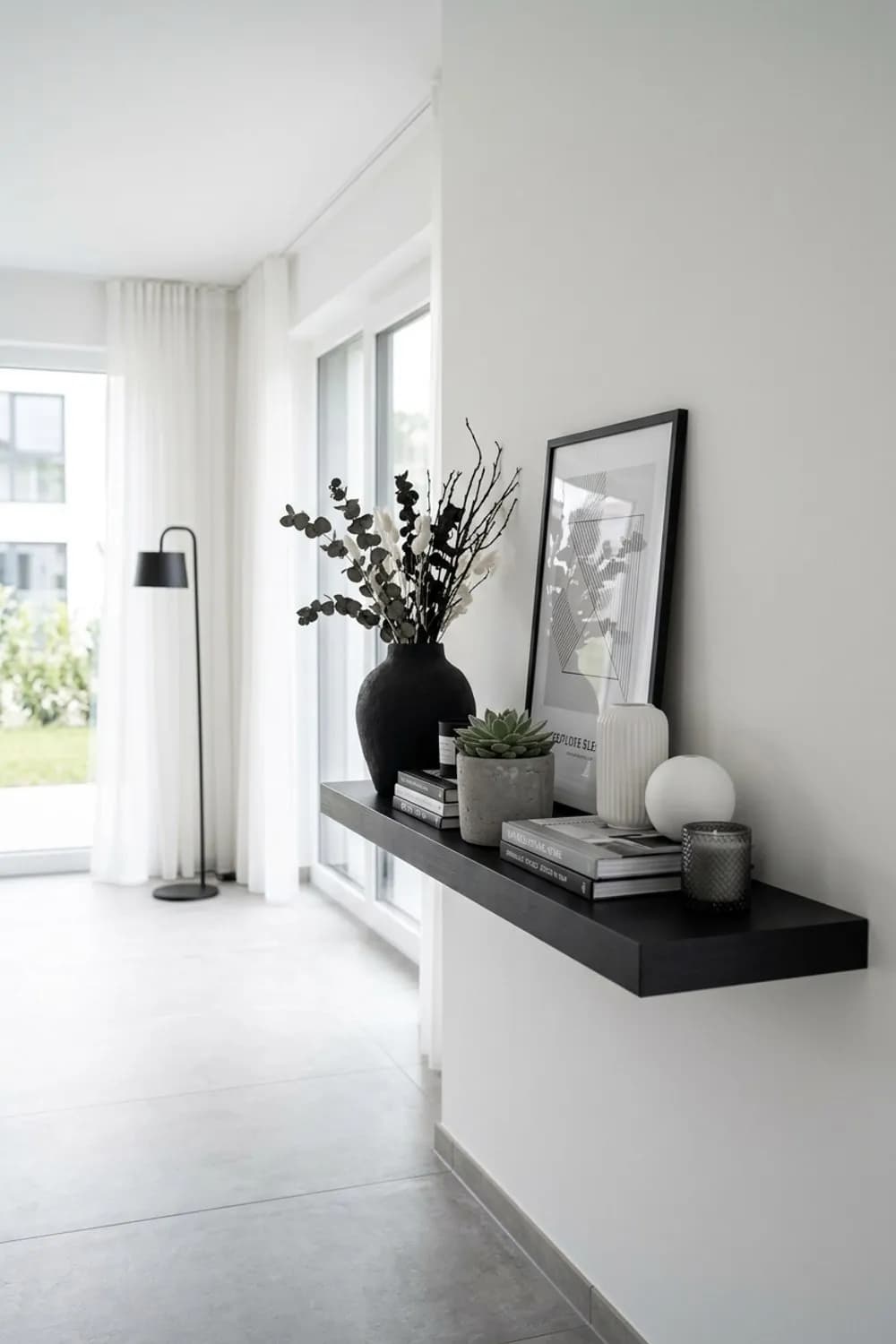 Monochrome Eleganz: Dekoration in Schwarz, Weiß und Grautönen – Wandregal dekorieren: 11 schöne Ideen