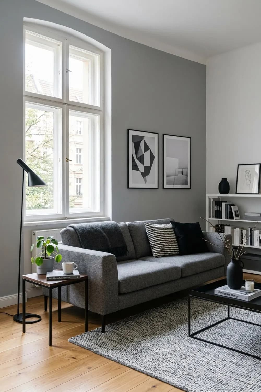 Monochrome Harmonie: Graues Sofa vor grauer Wand mit schwarzen und weißen Akzenten – Wohnzimmer-Ideen: Die 9 schönsten Inspirationen für Ihr Wohnzimmer