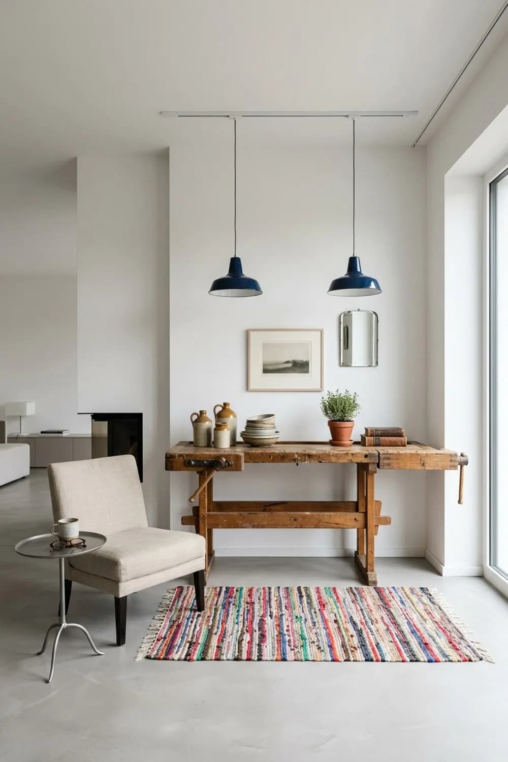 Ungezwungenes Bauernhaus: Eine alte Werkbank als Sideboard, Emaille-Lampen und ein bunter Flickenteppich – Wohnzimmer im Landhausstil: 8 schöne Ideen