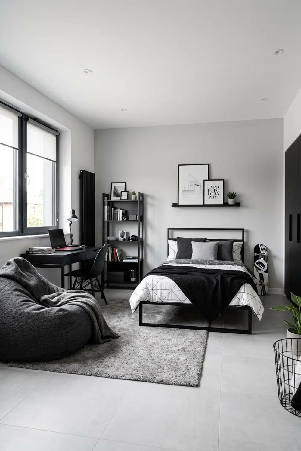 Minimalistisches Jugendzimmer: Monochrome Farbpalette, cleane Möbel und ein gemütlicher Sitzsack – Zimmer für Jungs einrichten: 8 schöne Ideen